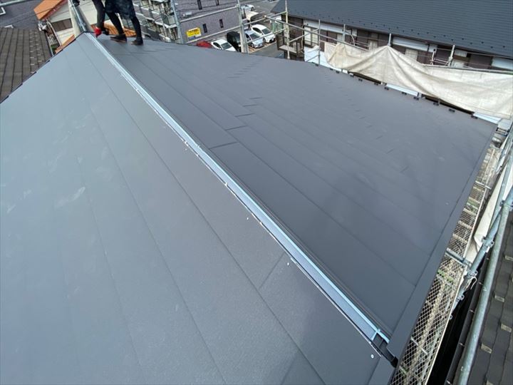スーパーガルテクトを使用した屋根葺き替え工事の様子